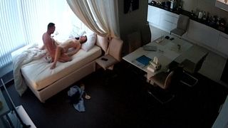 Длинноволосая девка взяла в рот у любовника и трахнулась перед скрытой камерой
