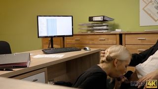 Девушка трахается с инспектором чтобы получить кредит