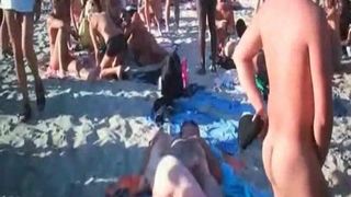 Дрочат На Пляже На Женщин Порно